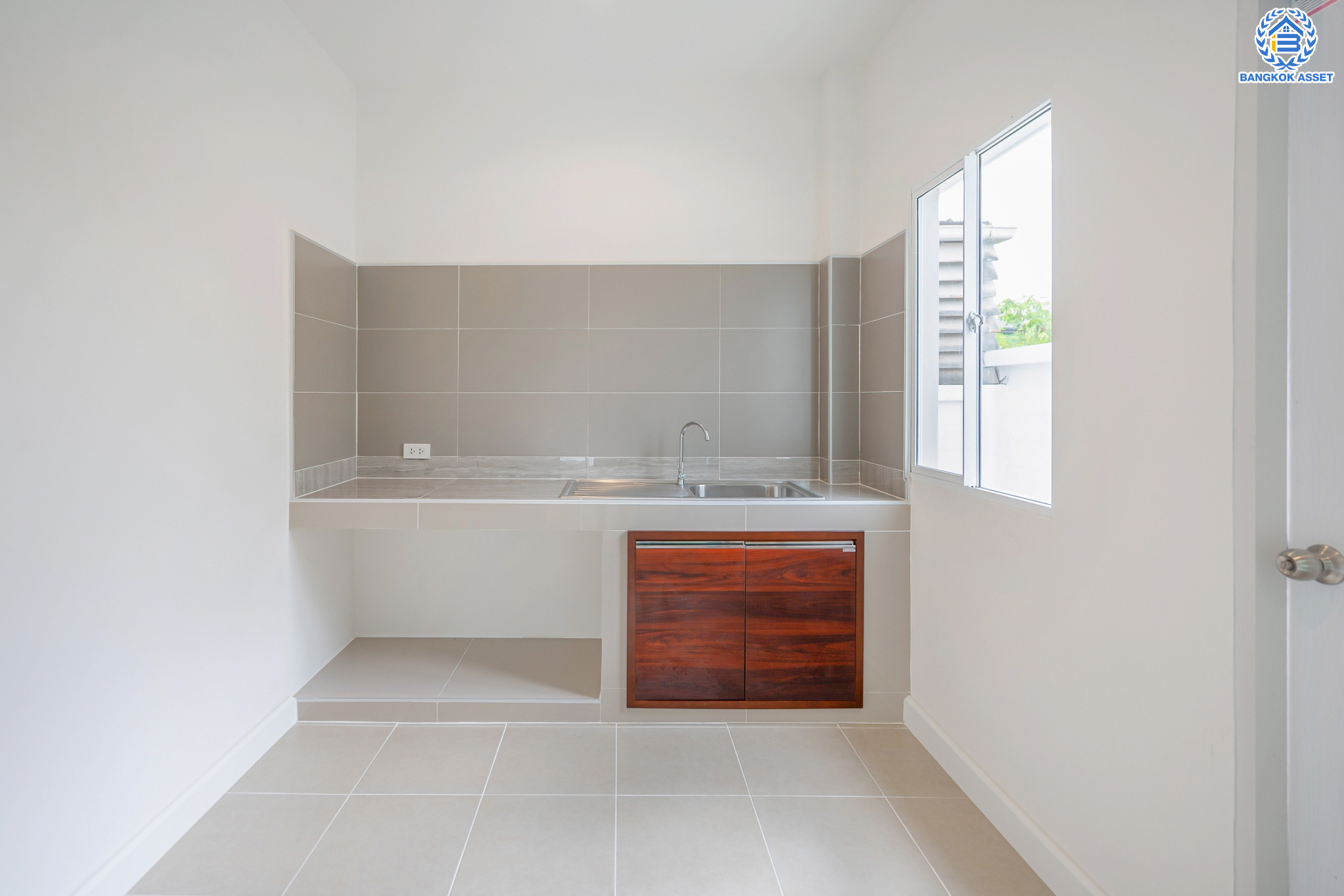 บ้านมือสองตกแต่งใหม่ ม.แลนซีโอ วงแหวน-พระราม5 (ซ.วัดส้มเกลี้ยง) บ้านแฝด หลังมุม เนื้อที่ 40 ตร.ว. ฟังก์ชัน 3 ห้องนอน 2 ห้องน้ำ 1 ที่จอดรถ บนทำเลศักยภาพ เดินทางสะดวก เชื่อมต่อทั้งปิ่นเกล้า-ศาลายา ใกล้เซ็นทรัลเวสต์เกต ทางด่วน "กาญจนาภิเษก" และรถไฟฟ้า "สถานีตลาดบางใหญ่"